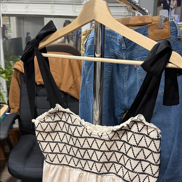 Trixxi White and Black Geometric Maxi Dress - Picture 4 of 7